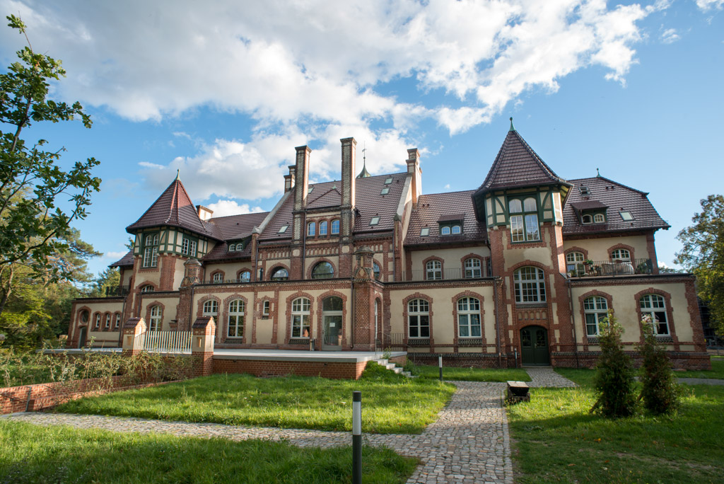 Backsteingebäude mit Wiese