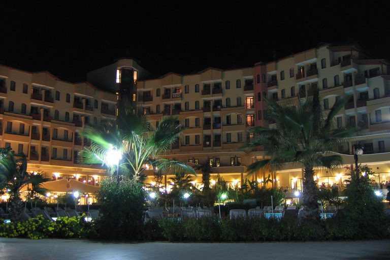 Das Hotel bei Nacht