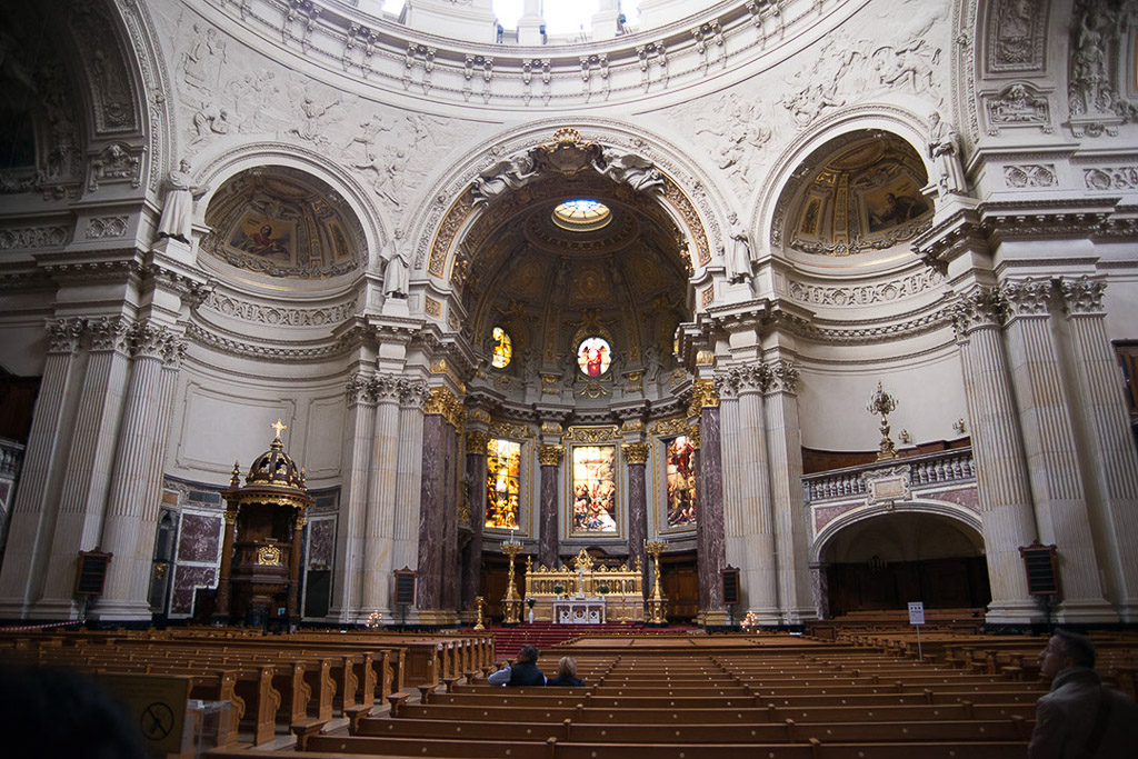 Predigtkirche mit Altar und Kuppelraum