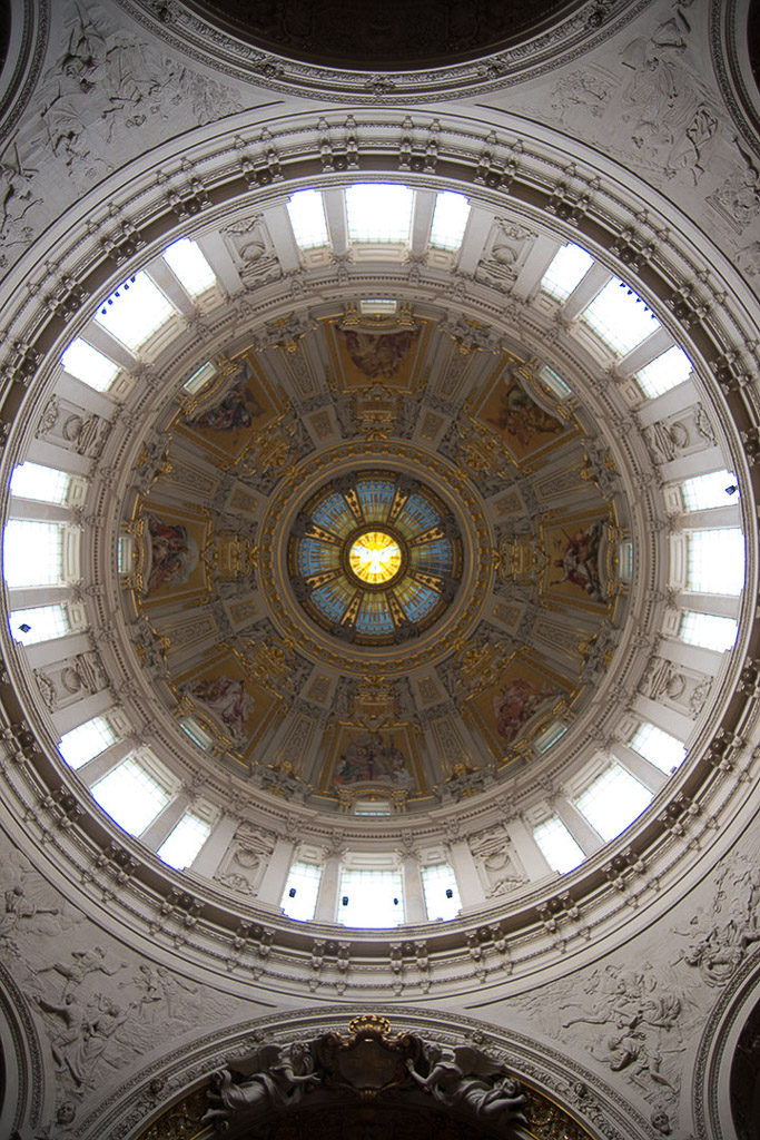 Blick in die Kuppel im Hochformat