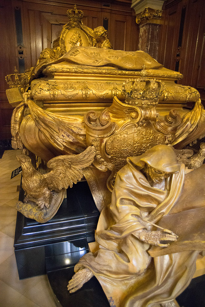 Goldene Skulptur im Dom im Hochformat