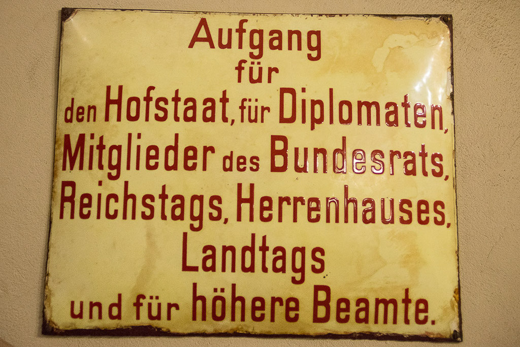 Emailleschild mit Aufschrift zum Aufgang für den Hofstaat