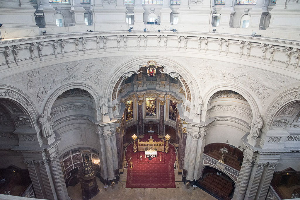 Blick in das Treppenhaus mit rotem Teppich