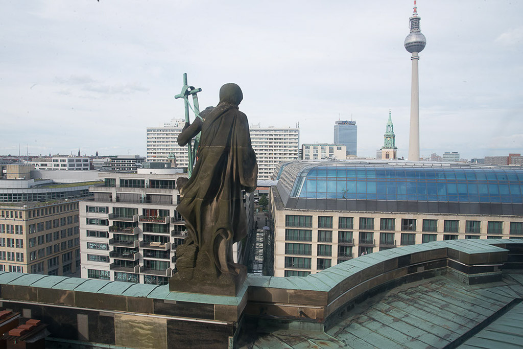 Statue auf dem Dach mit Blick zum Fernsehturm