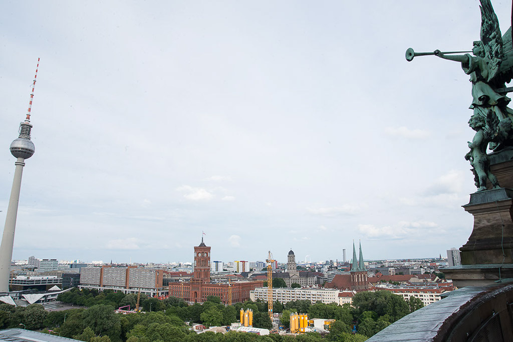 Blick über die Stadt mit Fernsehturm und Rotem Rathaus