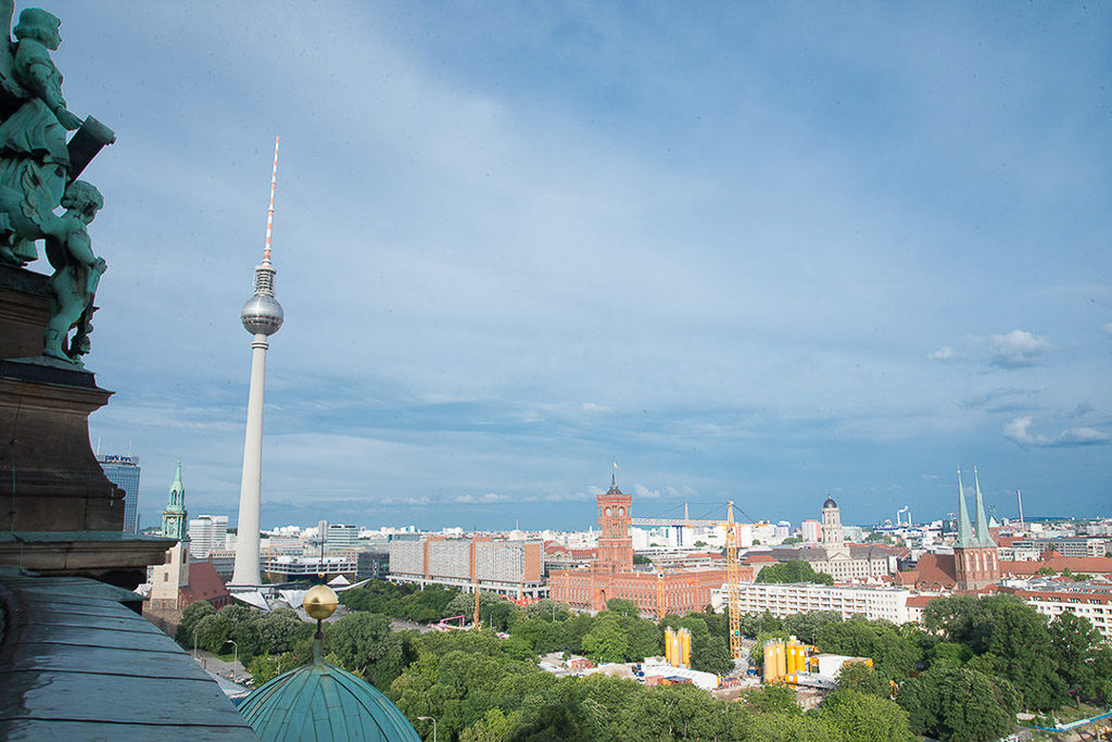 Blick auf den Fernsehturm im Hochformat