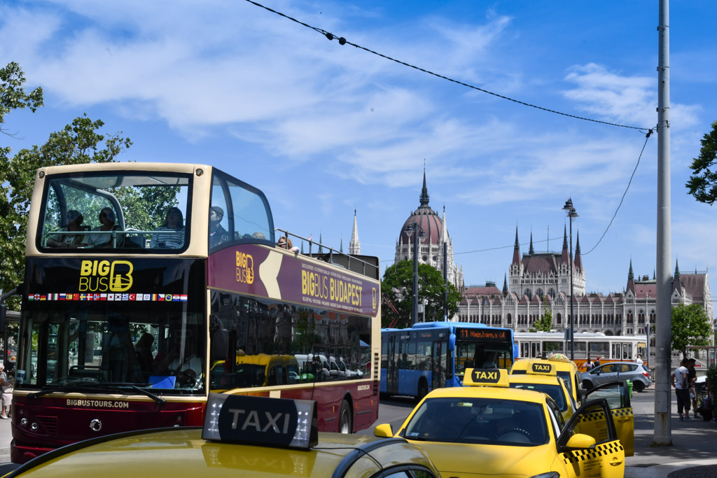 Doppeldeckerbus von Big Bus Tours vor dem Parlament