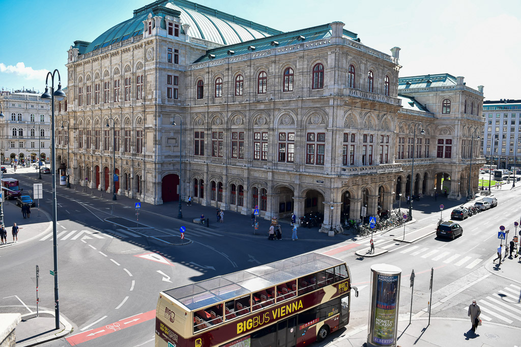 Doppeldeckerbus an der Staatsoper