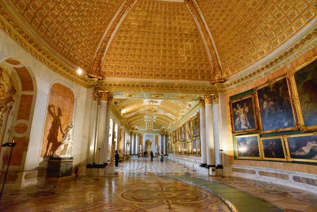 Galeriesaal mit Marmorboden