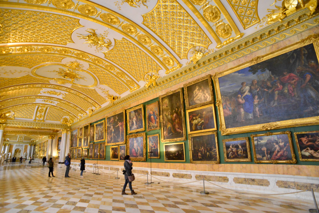 Galeriesaal mit goldener Decke und Gemälden