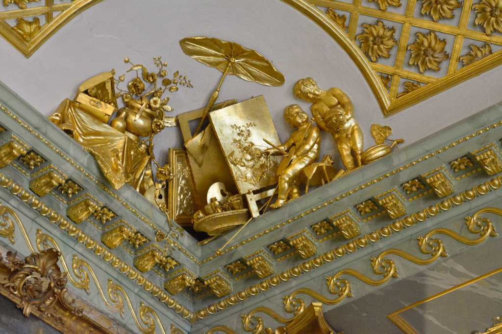 Goldener Stuck an der Decke