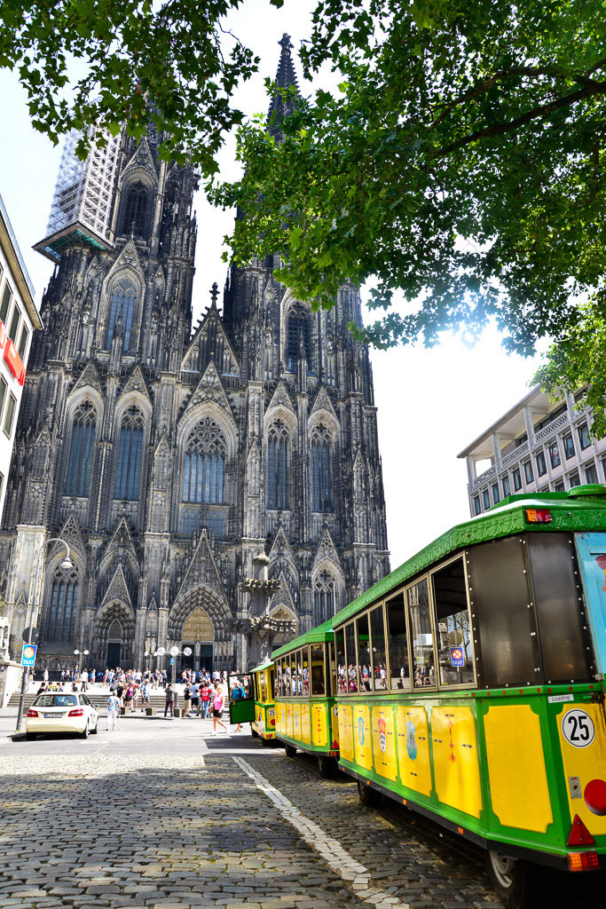 Bimmelbahn vor dem Kölner Dom im Hochformat