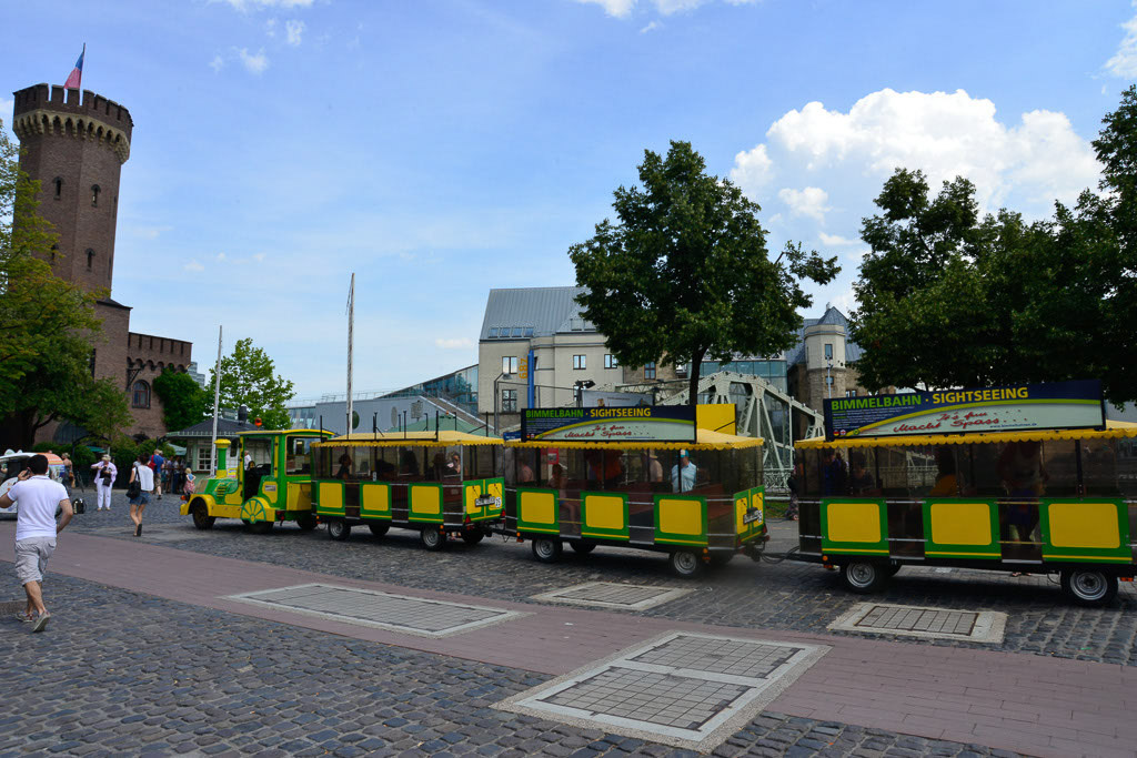 Bimmelbahn am Rheinufer