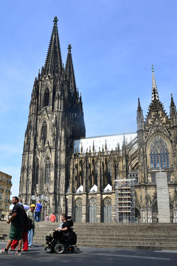Kölner Dom von der Seite im Hochformat