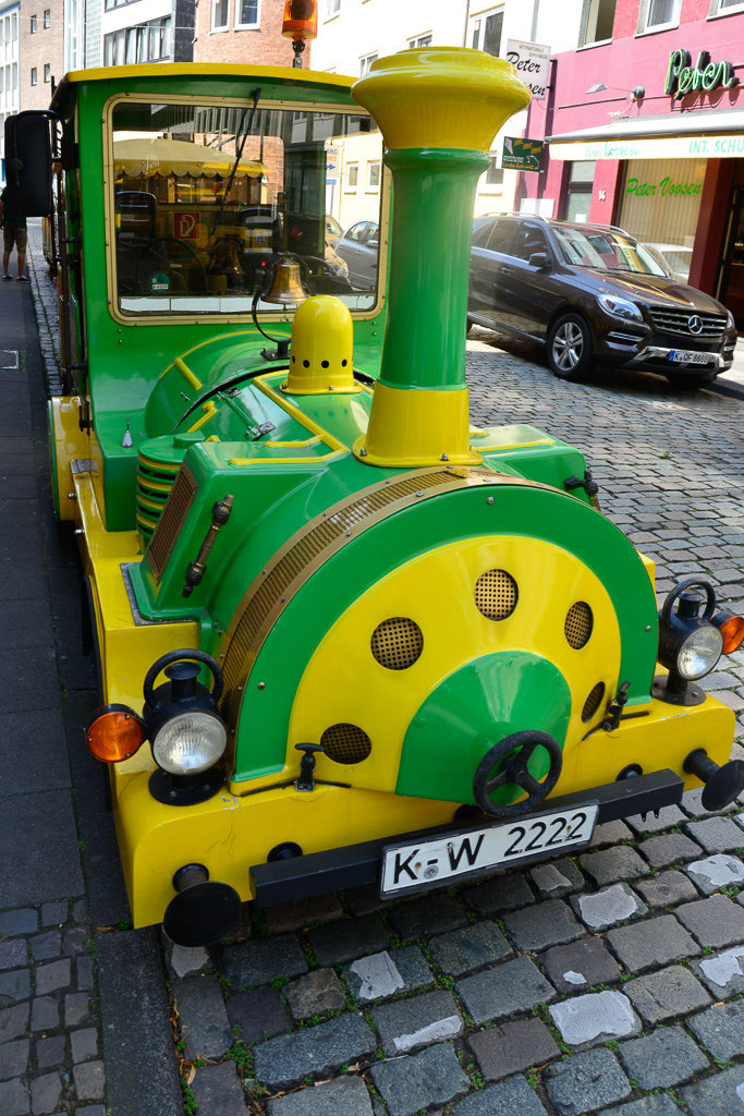 Lokomotive der Bimmelbahn im Hochformat