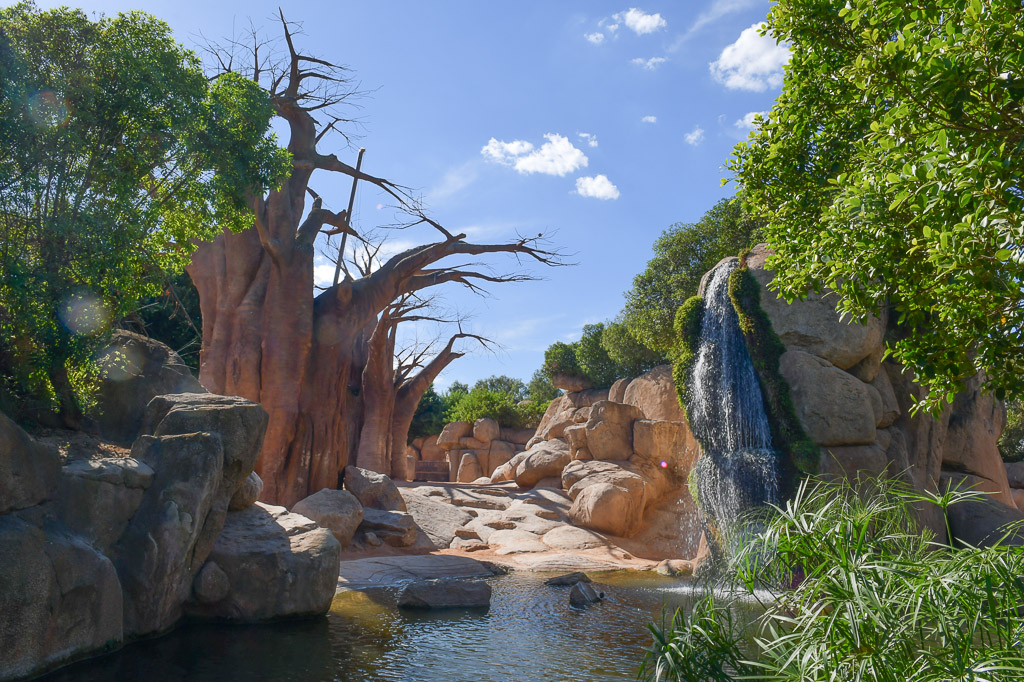 Gehege mit Wasserfall und Felsen