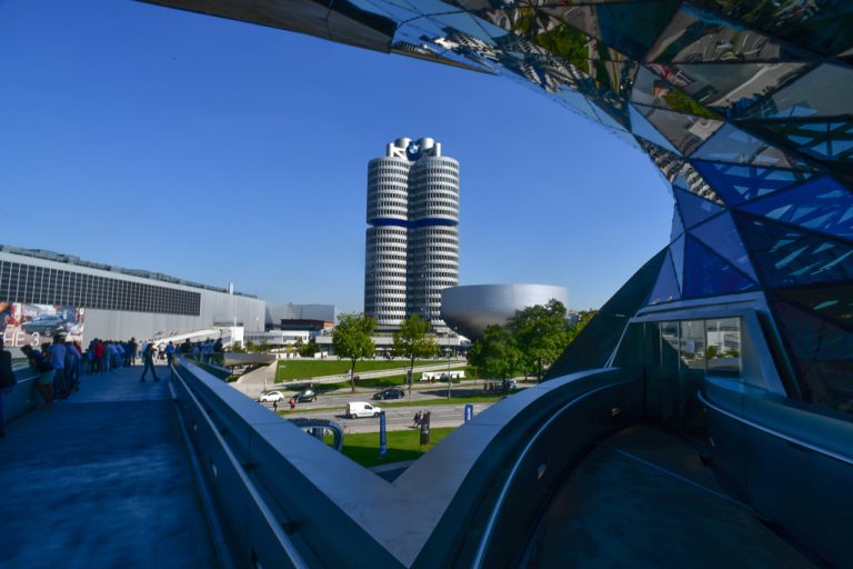 Blick auf das BMW-Hochhaus durch eine Öffnung