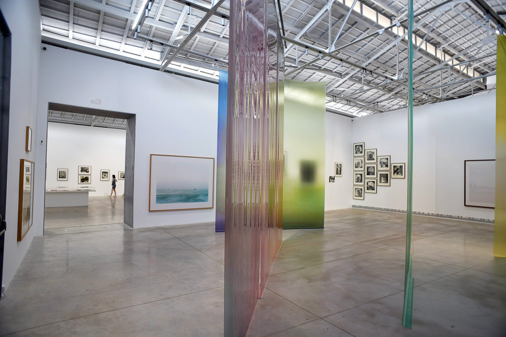 Heller Ausstellungsraum mit großformatigen Werken