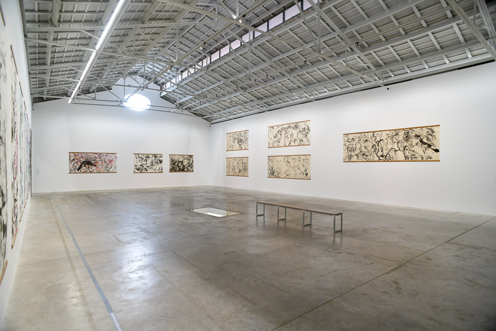 Weite Ausstellungshalle mit Gemälden