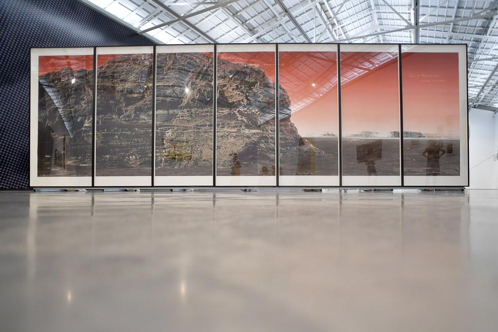 Großformatige Landschaftsbilder in einer Halle