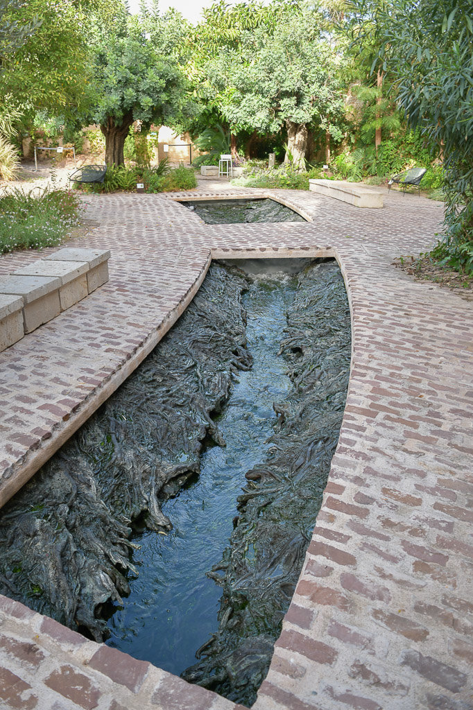 Wasserrinne zwischen Steinplatten im Garten