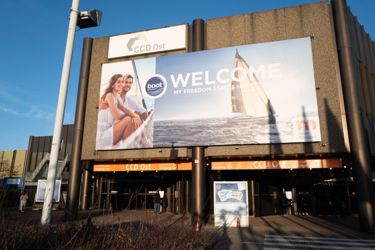 Eingang der boot Düsseldorf mit Welcome-Plakat