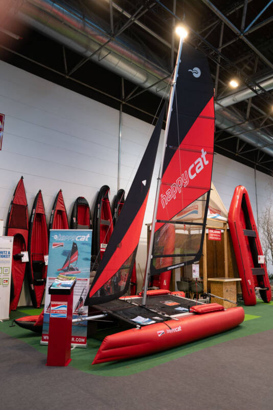 Rotes Boot am Messestand im Hochformat