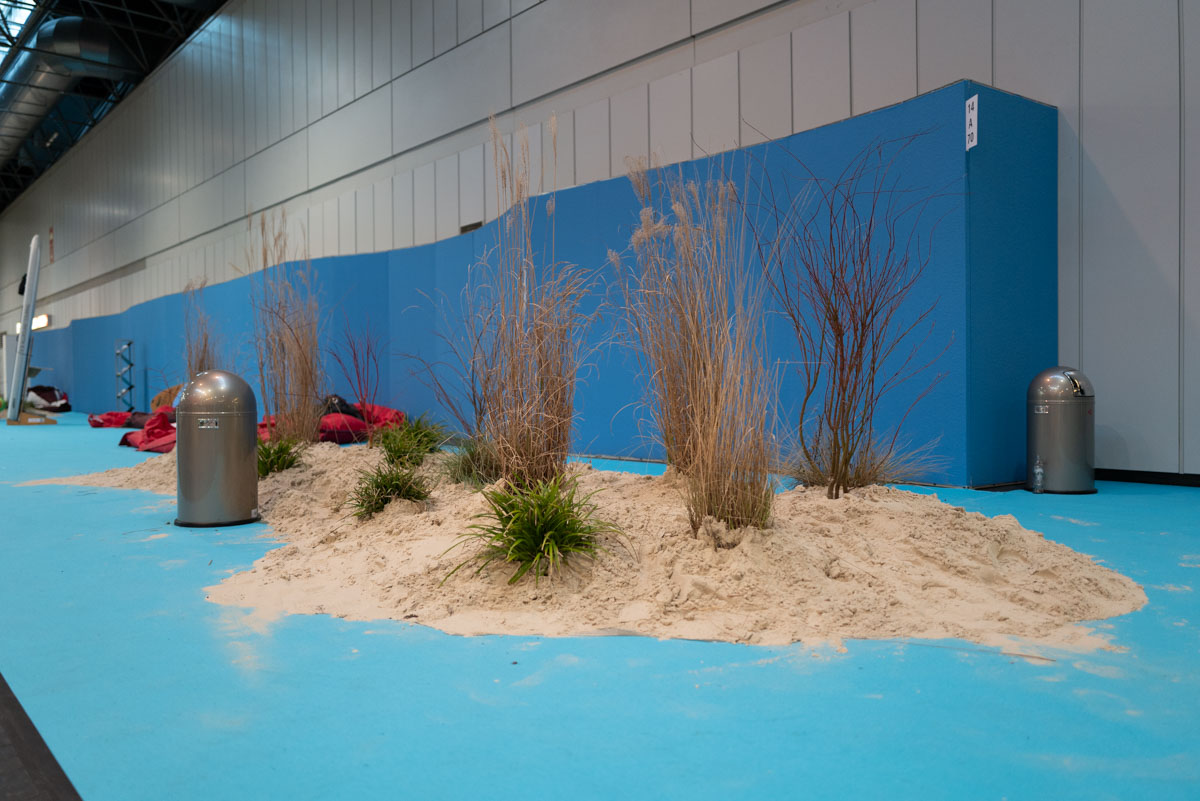 Sandstrand-Deko in der Messehalle