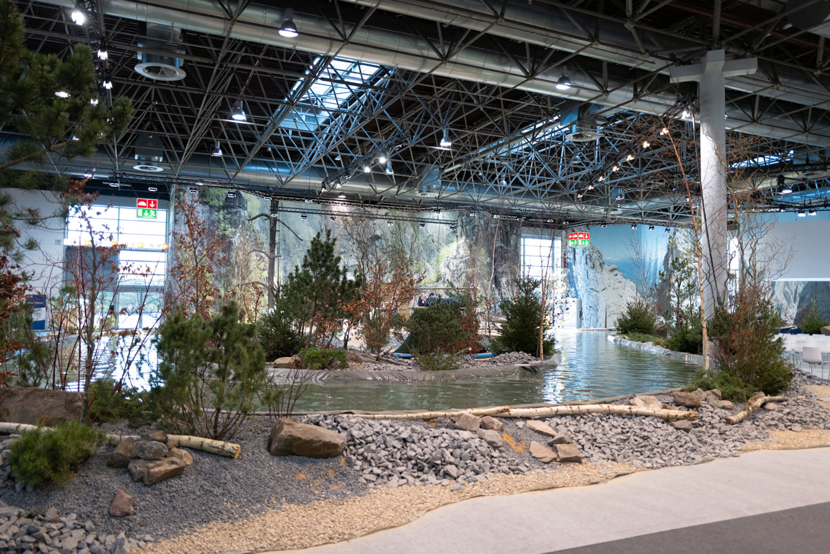 Landschaftsdeko mit Fluss in der Halle