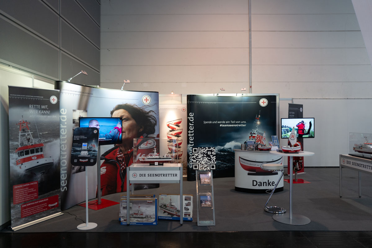 Messestand mit Wassersport-Zubehör