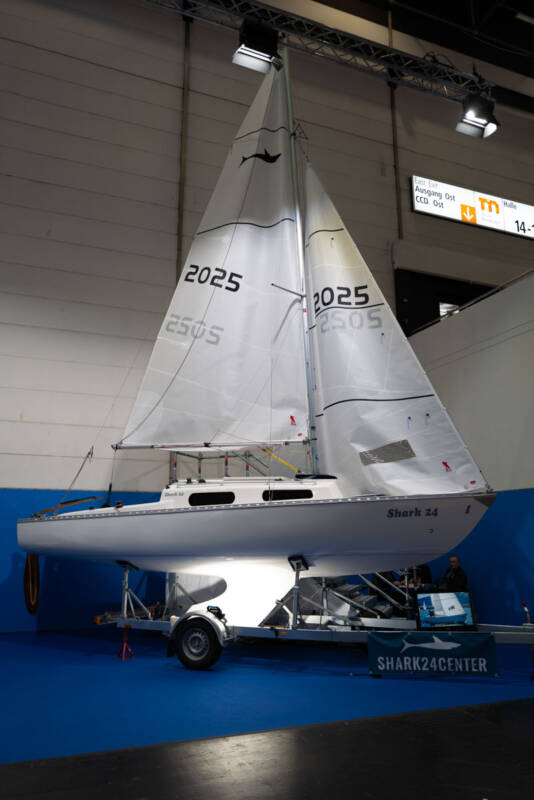 Segelboot in der Halle im Hochformat