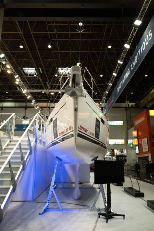 Segelboot in der Halle im Hochformat