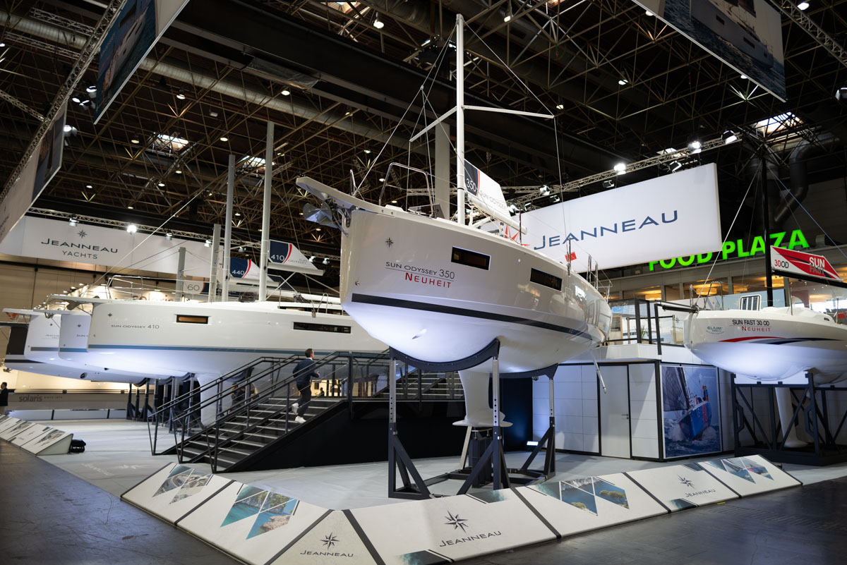 Segelyachten in der Messehalle