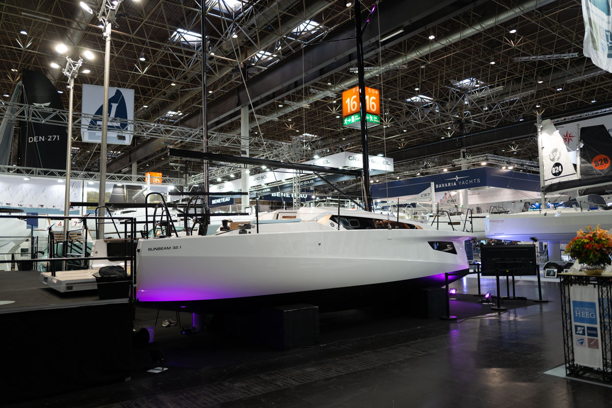 Motoryacht in der Halle