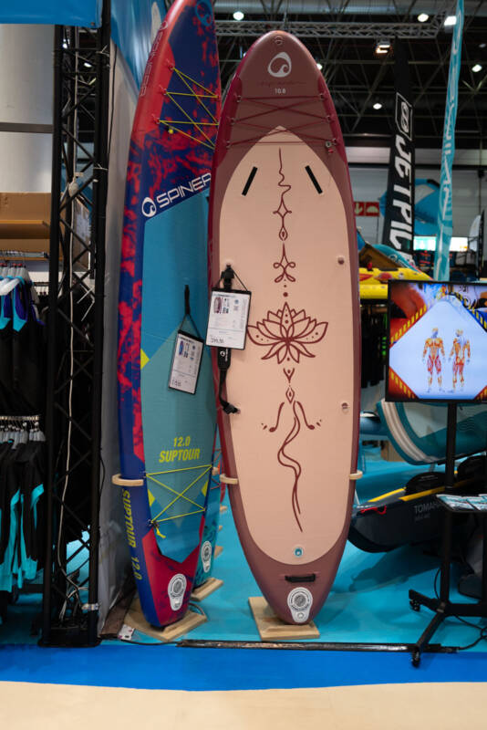 Stand-Up-Paddle-Board im Hochformat