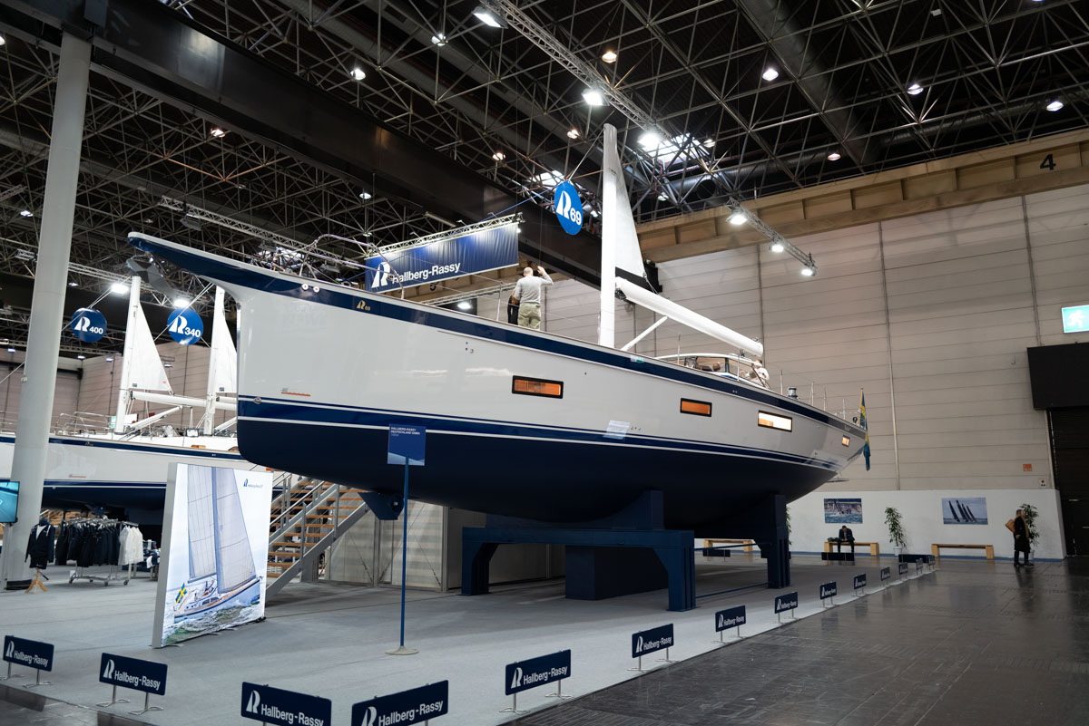 Segelyacht in der Halle