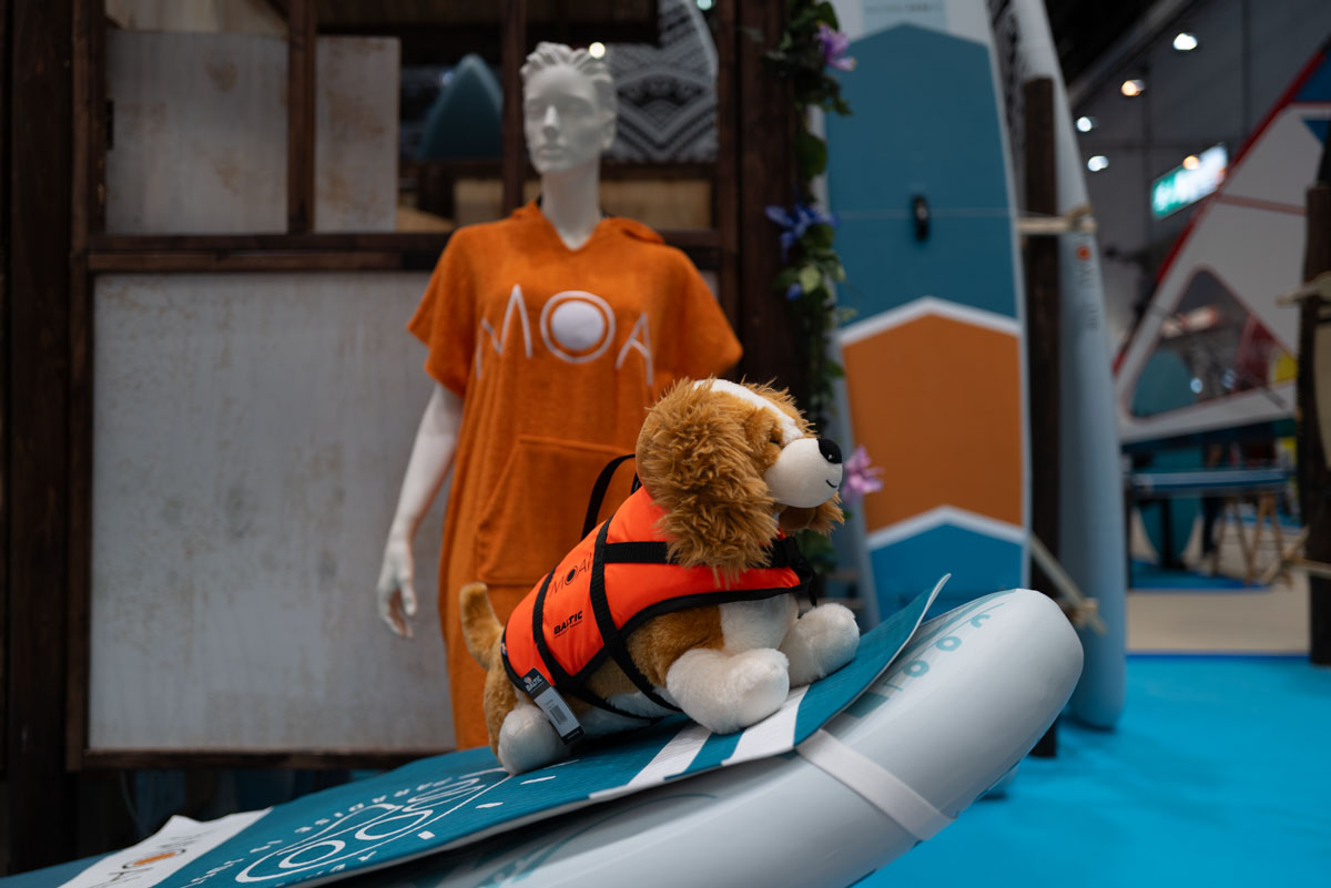 Mannequin mit Rettungsweste auf dem Paddleboard