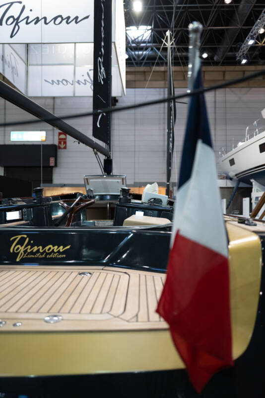 Yacht mit Flagge im Hochformat
