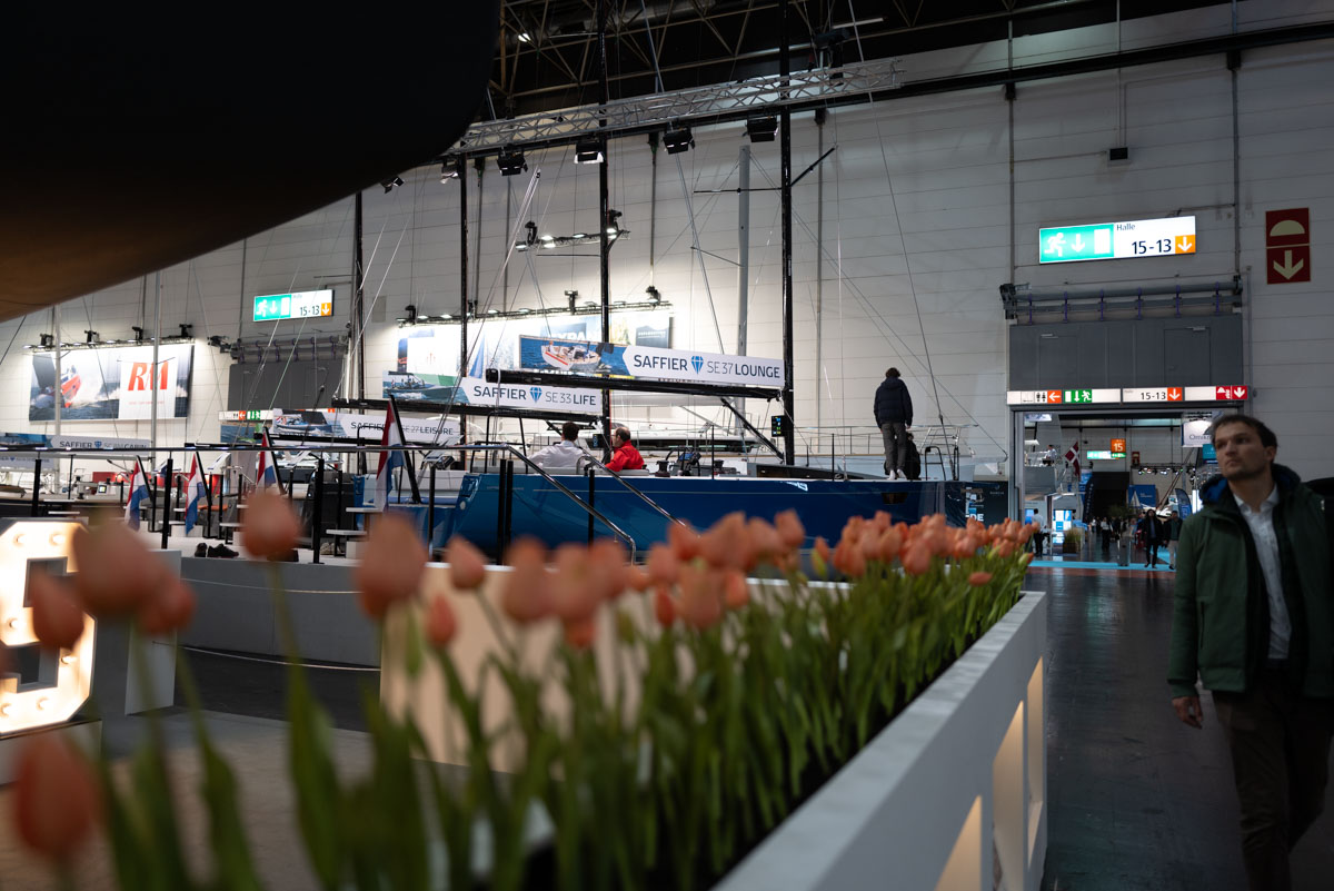 Tulpen in einer Messehalle