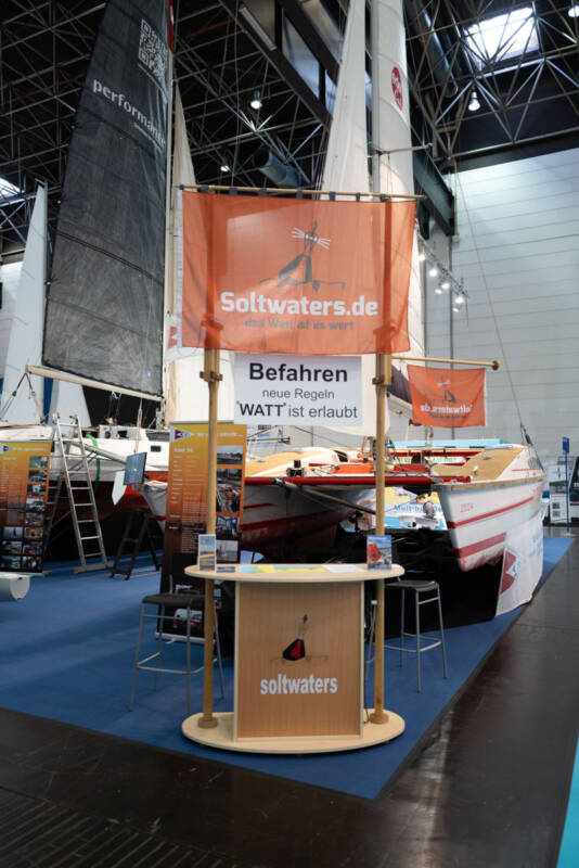 Messestand mit Wassersport-Zubehör im Hochformat