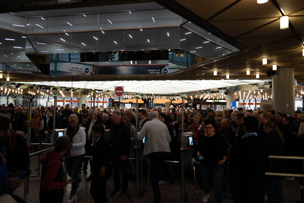 Besucher in der Messehalle