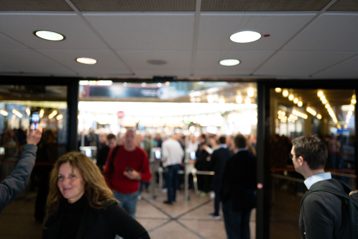 Besucher in der Messehalle