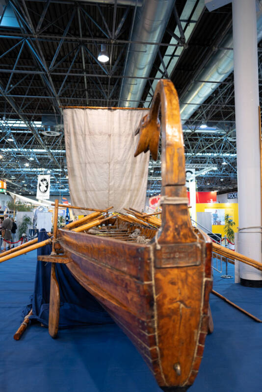 Holzboot in der Halle im Hochformat