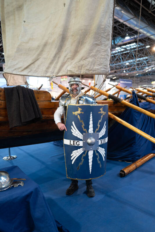Holzboot in der Halle im Hochformat