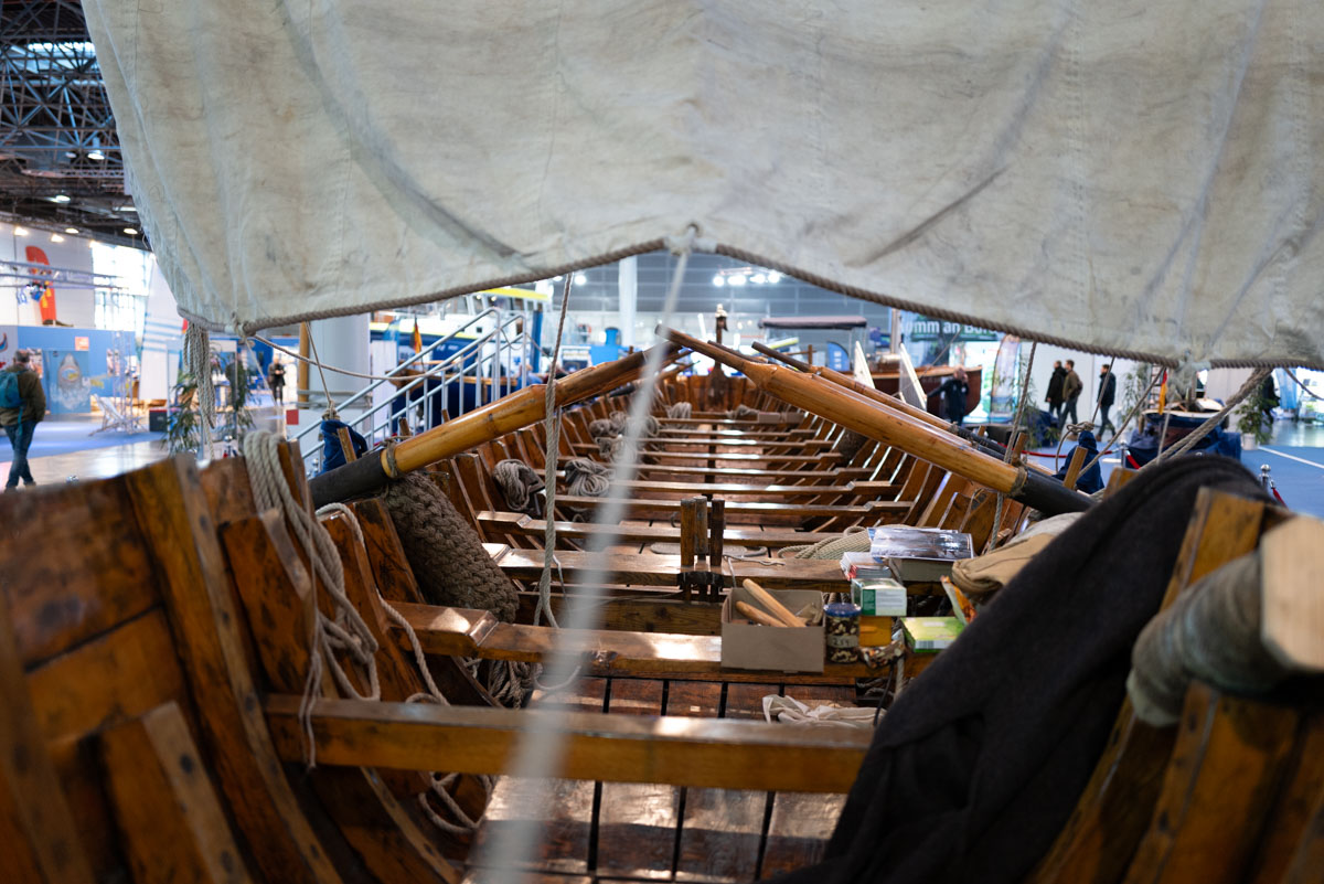 Holzboot in der Halle
