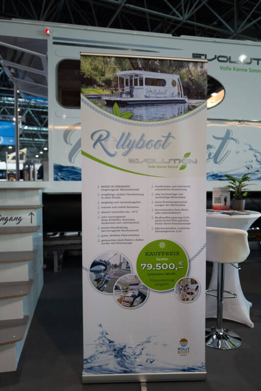 Informationsstand zum Meeresschutz im Hochformat