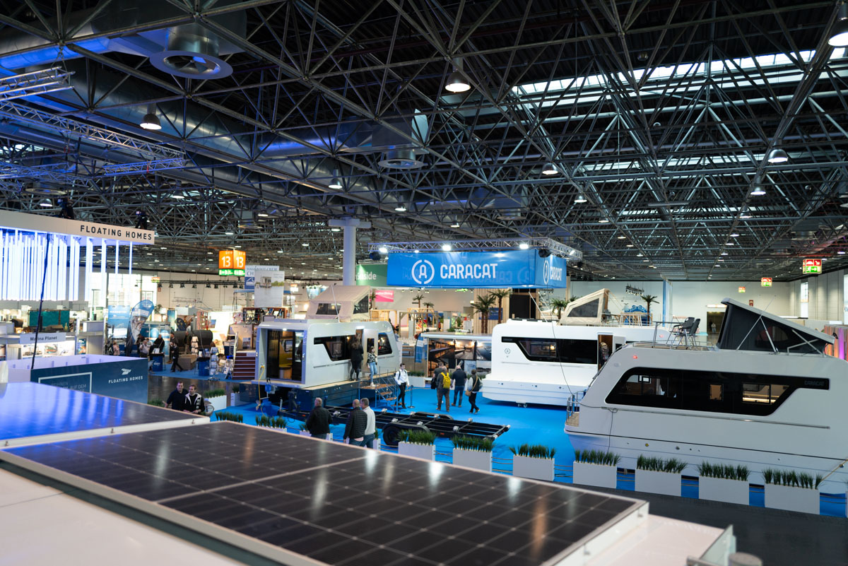 Hausboote und Solardach in der Halle