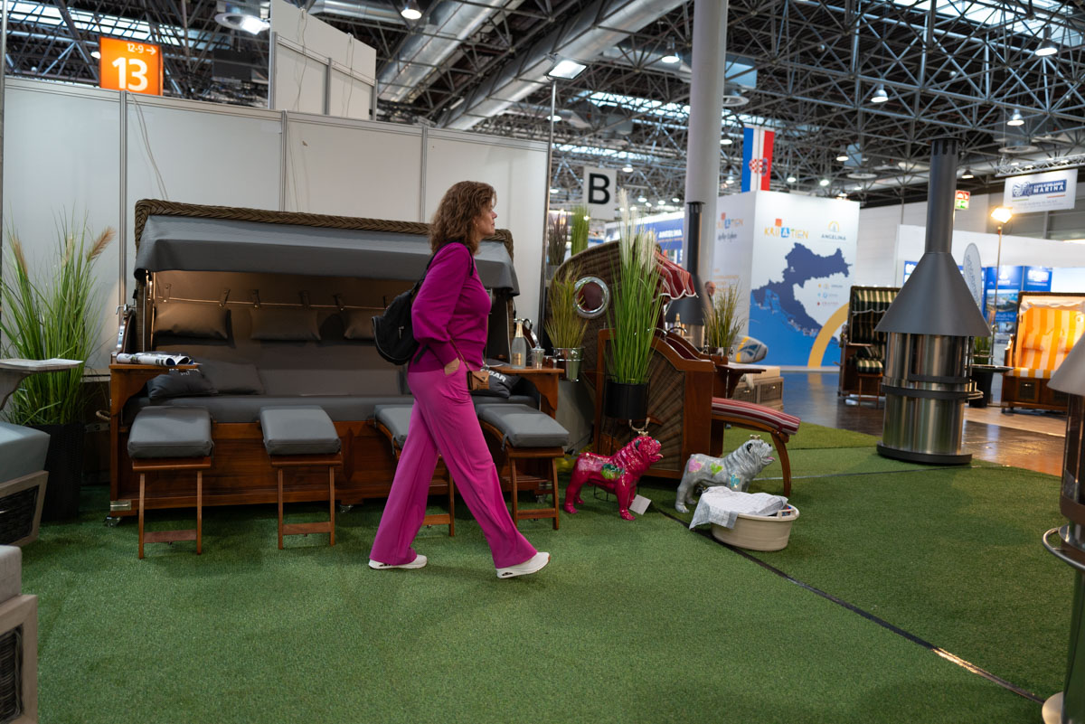Strandkorb und Gartenmöbel am Messestand
