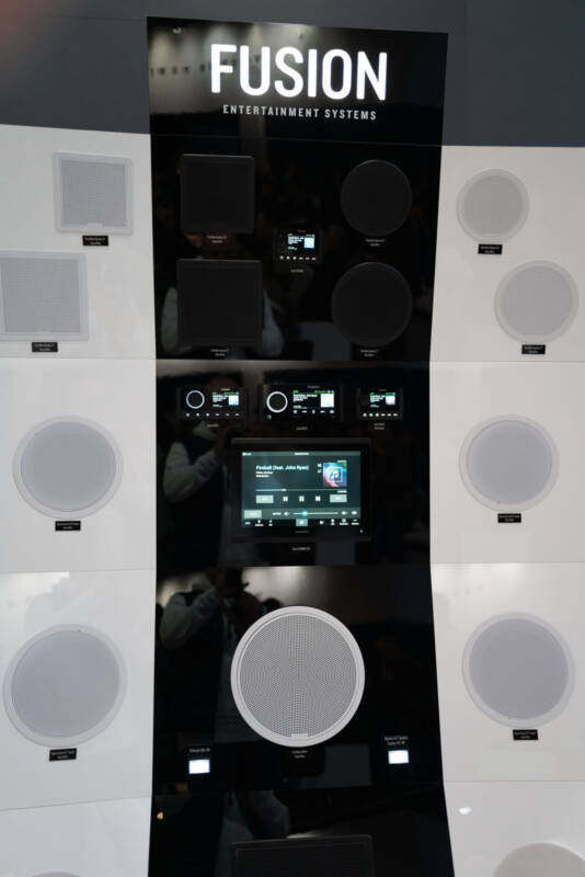Bootstechnik am Messestand im Hochformat