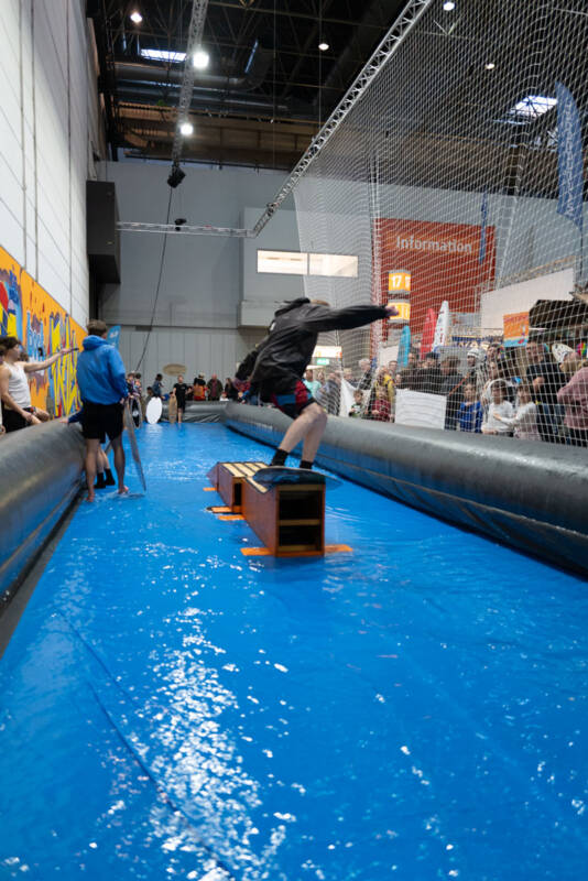 Foiling im Becken im Hochformat